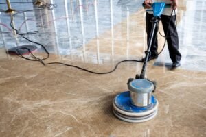 alt="The technician polishing marble floor"